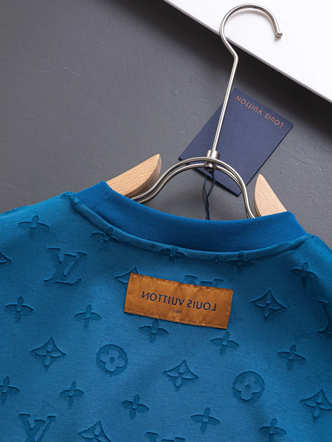 🅿️200 Louis Vuitton Louis Vuitton 1V slightly wide version S-XL 25SS LV new product counter catwalk style full body cut burnt letter logo heavy craftsmanship same style for men and women! Short-sleeves are not the same as the general public, but must be unique and eye-catching. This LV short-sleeves is all about quality, comfort, consistent style, fashion, including fabrics and cutting techniques, all of which have been made with great effort! 320 grams of washed pure cotton fabric, pure cotton is breathable, very refreshing and comfortable for daily wear. The rib knitting on the neckline is smooth and tight, and the neckline will not be skewed if you toss it at will. The loose version, you will find that it looks really good on the upper body. The overall is minimalist and neat, super versatile for daily use! Pair it casually with a pair of pants for a youthful look. A T-shirt will make your outfit crazy. It is a fashionable item that can never go wrong! Black, white, blue purple Size: S-XL Size chart: S: Shoulder width 50-Bust 54-Length 70 M: Shoulder width 52-Bust 56.5-Length 72 L: Shoulder width 54-Bust 59-Length 74 XL: Shoulder width 56-Bust 61.5-Length 76